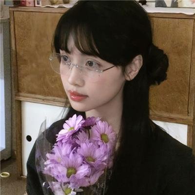 庇护棕榈树下